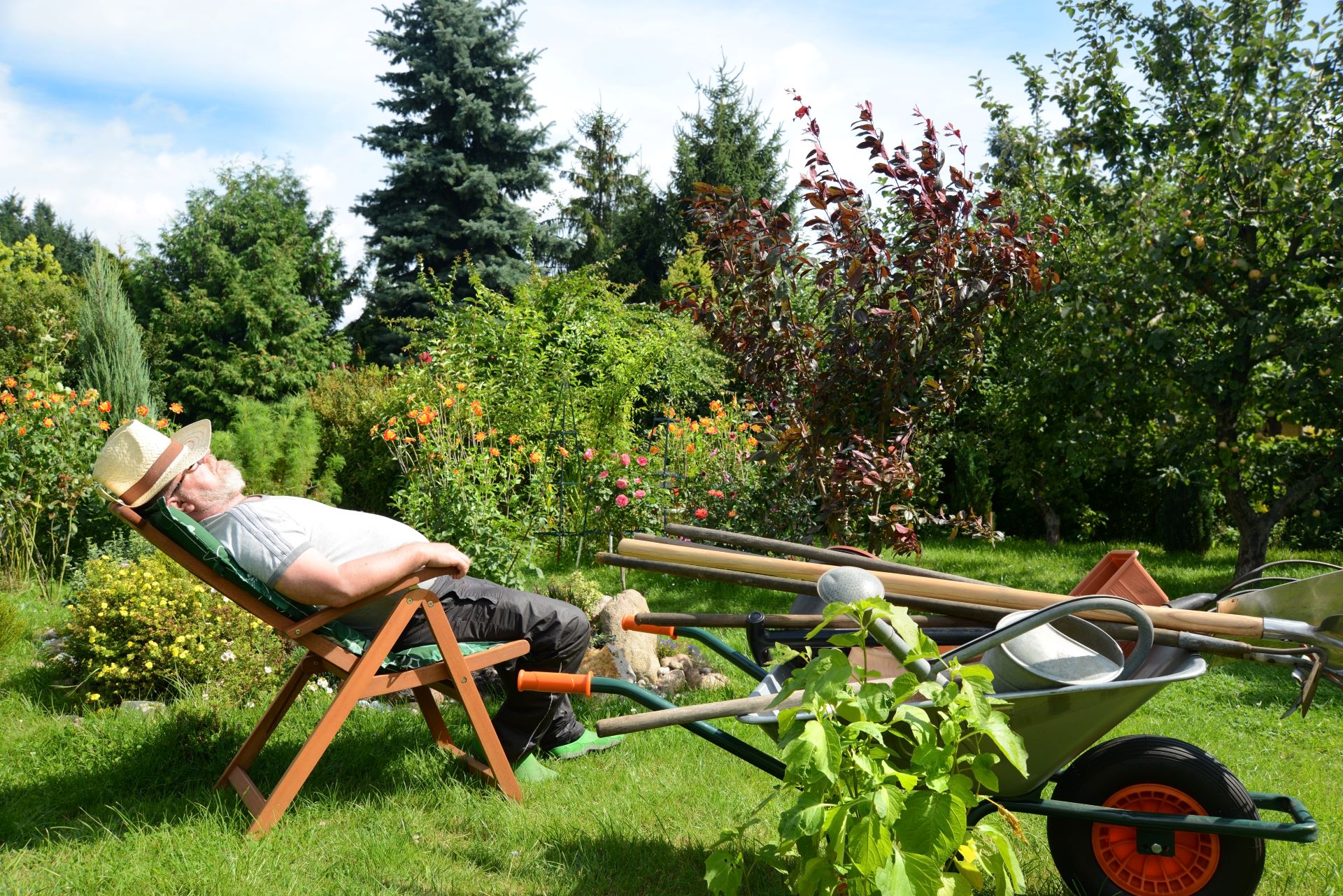 Mann macht Pause im Garten