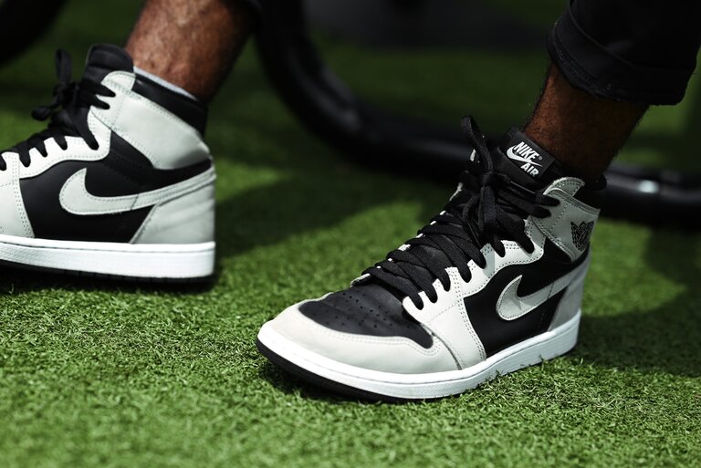Ein Paar schwarz-weiße Nike Air Jordan 4