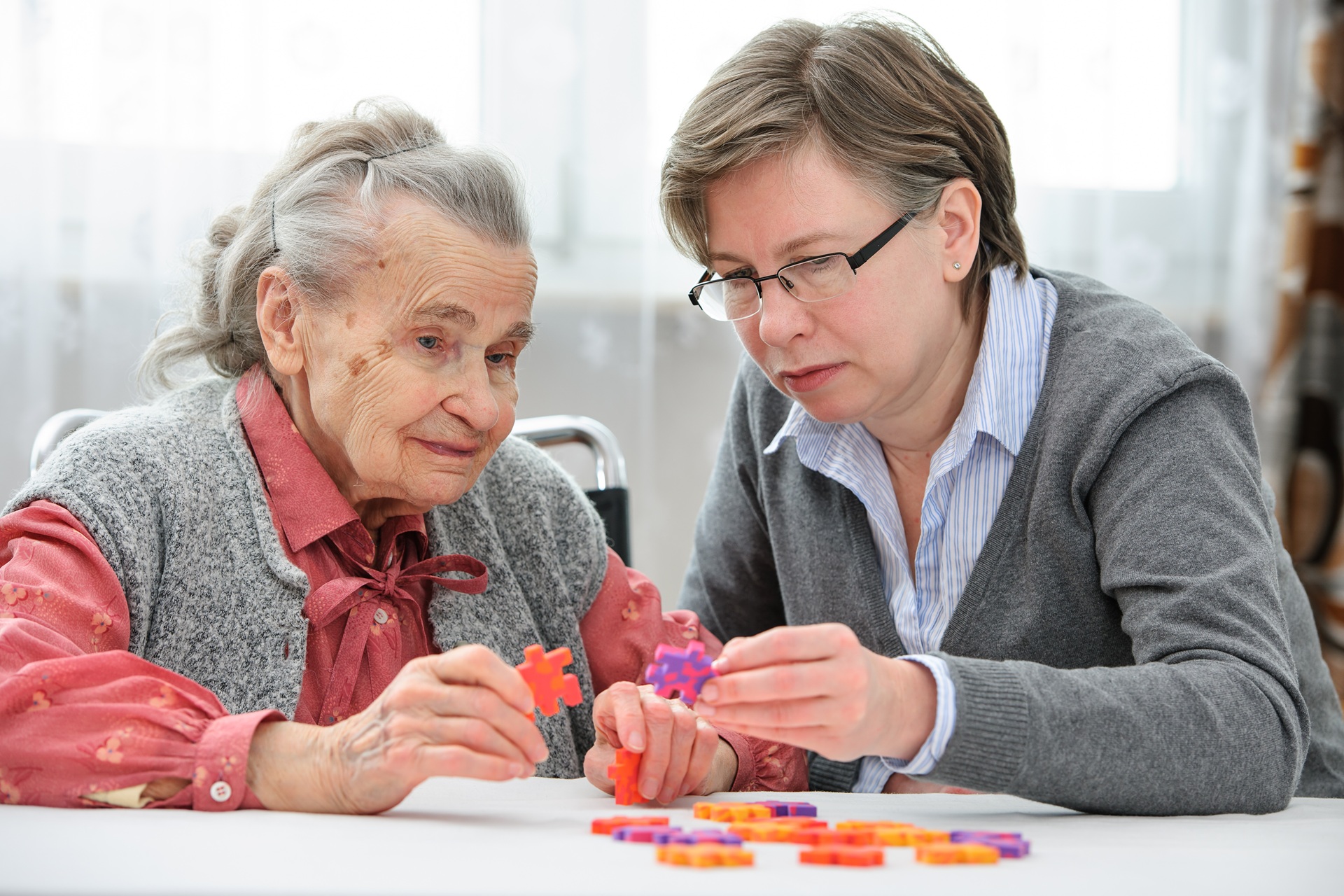 Seniorin macht Gedächtnistraining mit Puzzle | Pflegedienst Ahlen